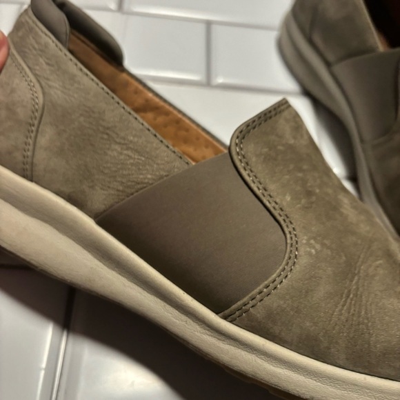 Clarks Un Adorn Step Unstructured Leather Slip-on - Picture 9 of 12